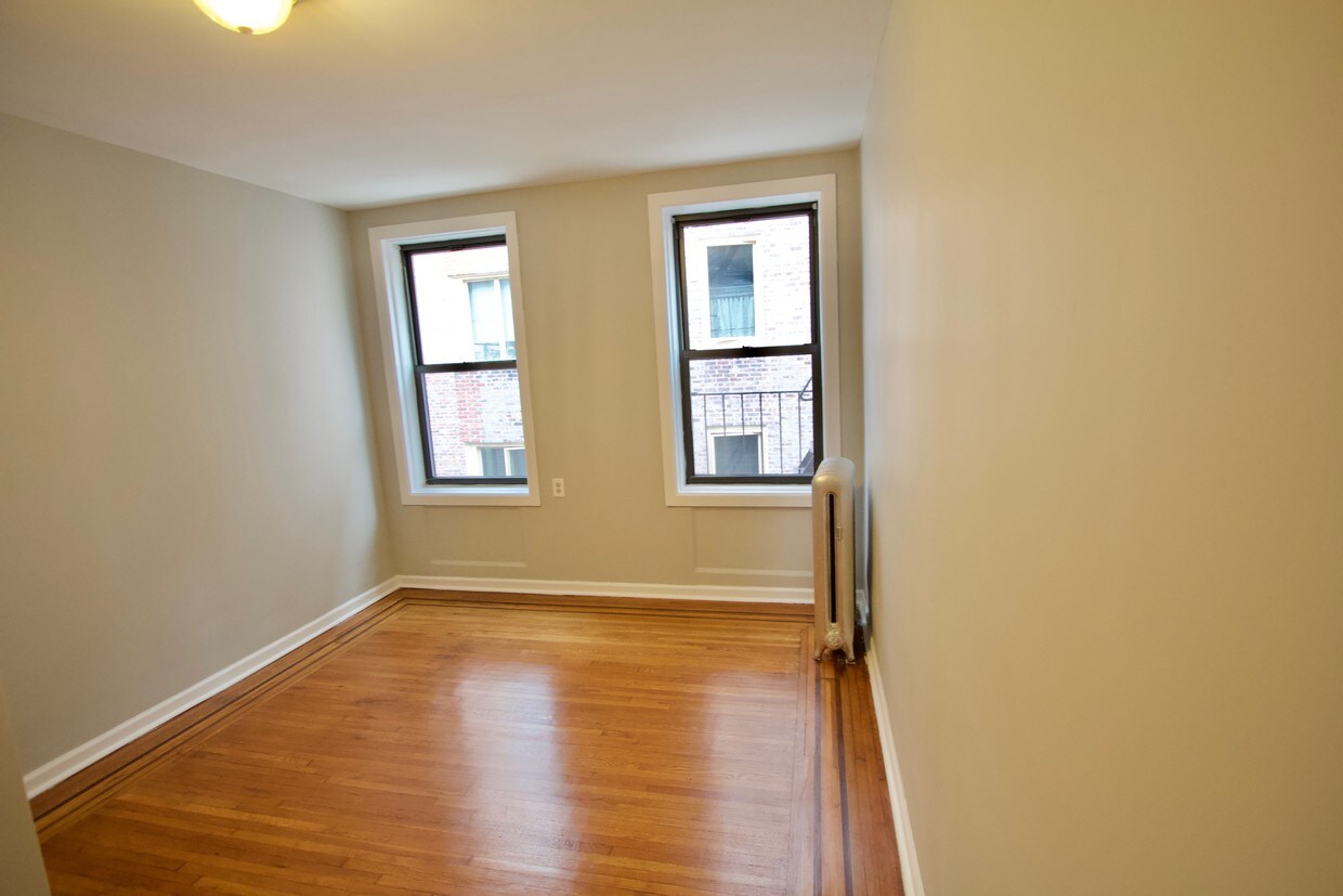 Primary Photo - 565 W 215th St