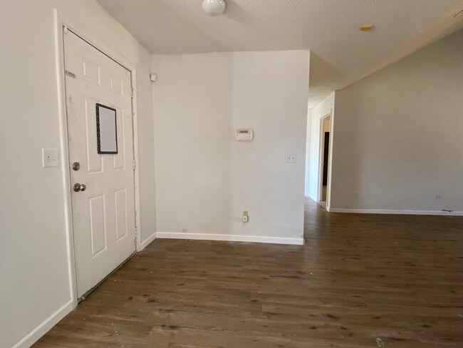 Foto del edificio - MOVE IN READY - Updated 3-Bedroom Home Nea...