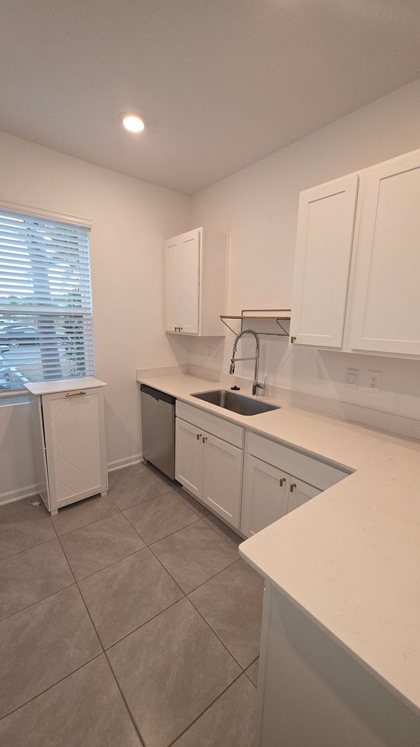 Foto del edificio - 3-bedroom Townhome with easy commute to Jacksonville or Downtown St Augustine