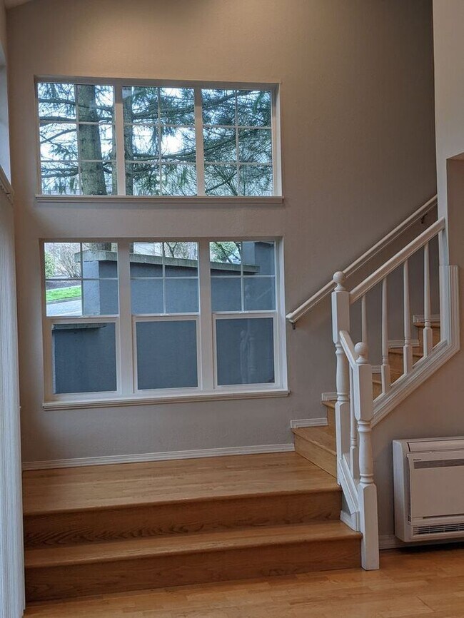 Building Photo - Modern Townhome in Beautiful Northwest Por...
