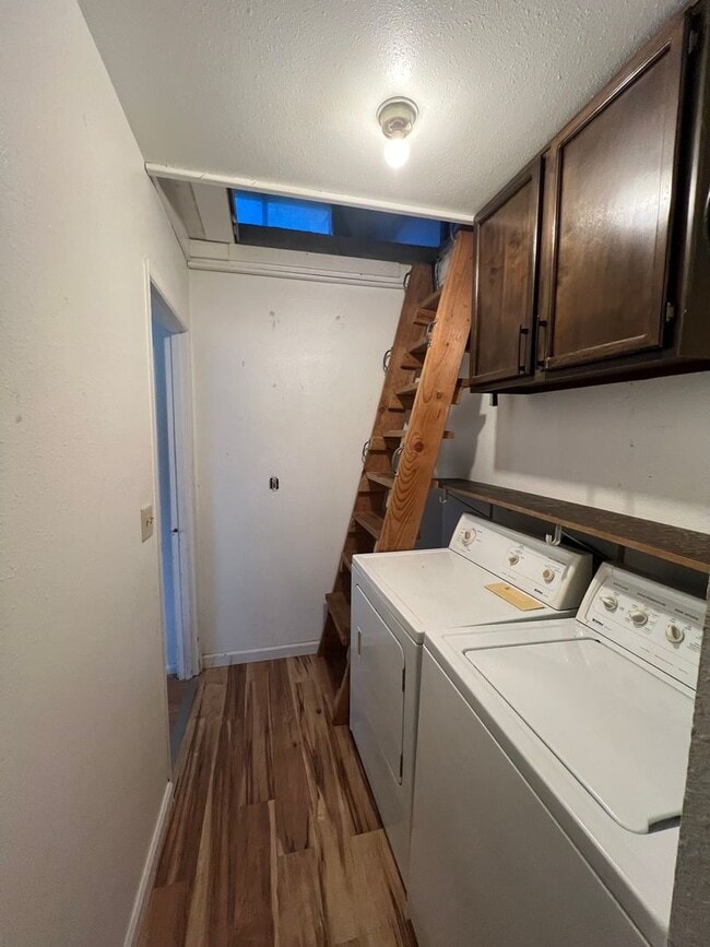 Building Photo - Quaint one bedroom, desirable unit