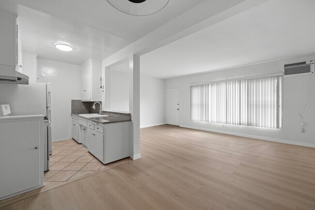 Foto del edificio - 147 N Lapeer Dr