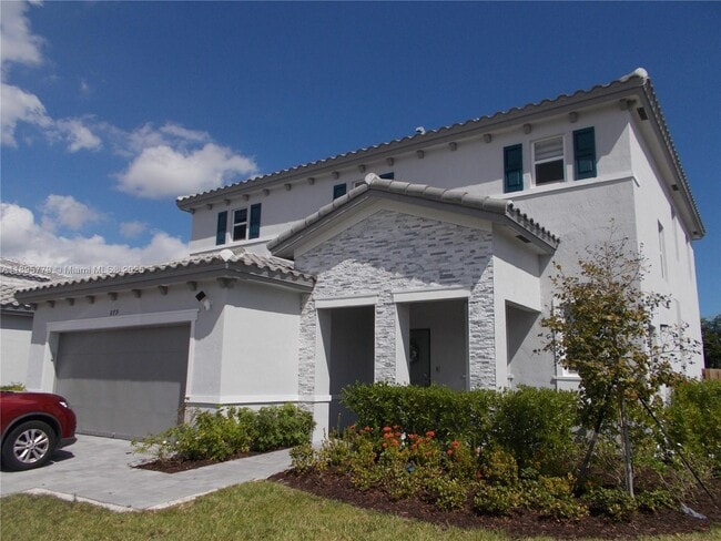 Building Photo - 879 SE 26th Ter