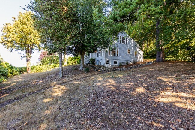 Foto del edificio - Cape Cod Cutie with 3 bd, 1 bth in Three T...