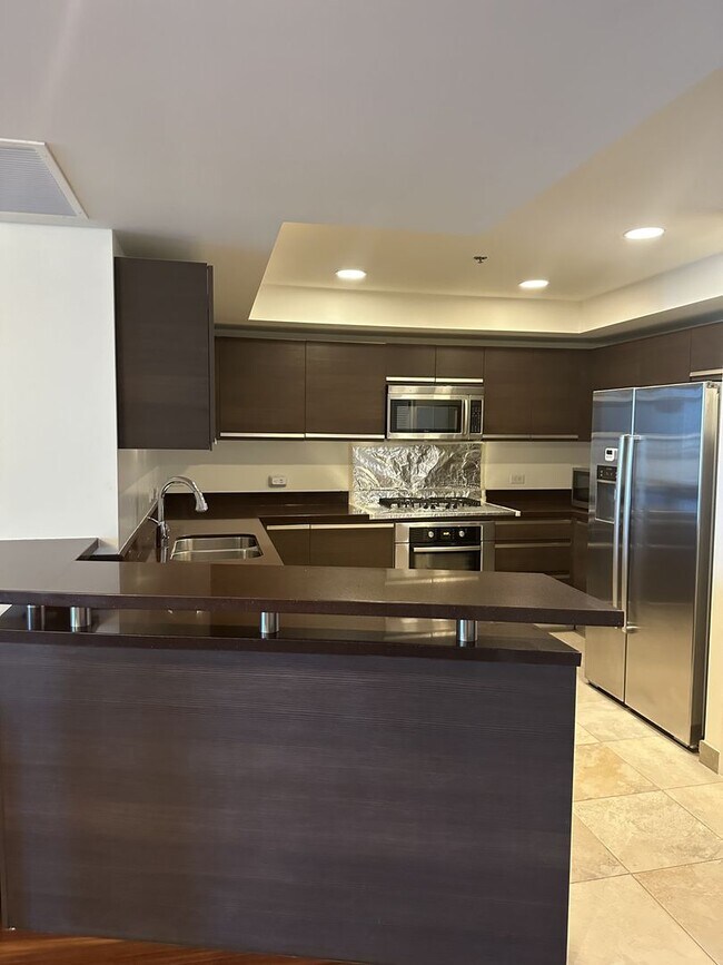 Building Photo - Luxury L.A. Living