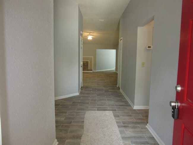 Building Photo - Very Spacious 4/2 Home in Southern Grove R...