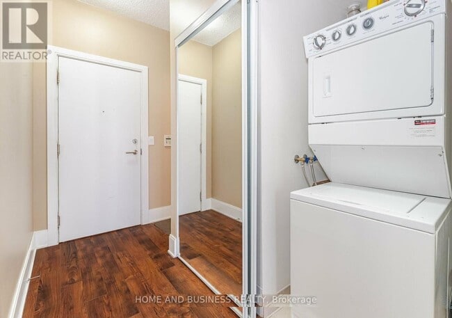 Photo du bâtiment - 330 Burnhamthorpe Rd W