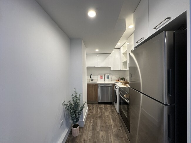 Building Photo - 941 W Carmen Ave