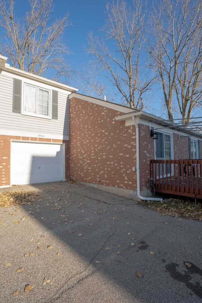 Foto del edificio - Got to see!  Two bedroom brick ranch style...