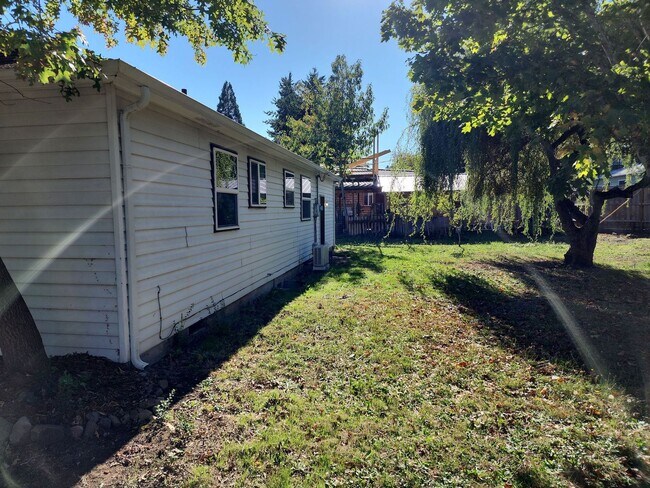 Building Photo - Fresh Remodel 2 bed Single Family!