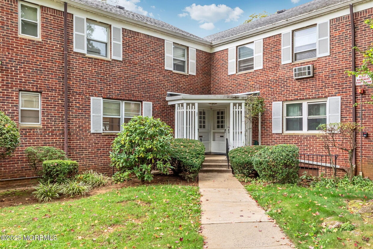 Foto principal - 32 Manor Dr