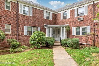 Building Photo - 32 Manor Dr