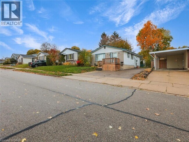 Building Photo - 55 Silver Aspen Crescent