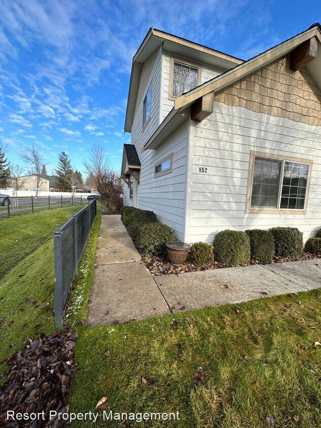 3 br, 2.5 bath House 852 Willow Lake Loop House Rental in Coeur d