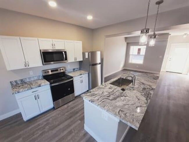 Building Photo - 3 bedroom, 2 bath, single car garage