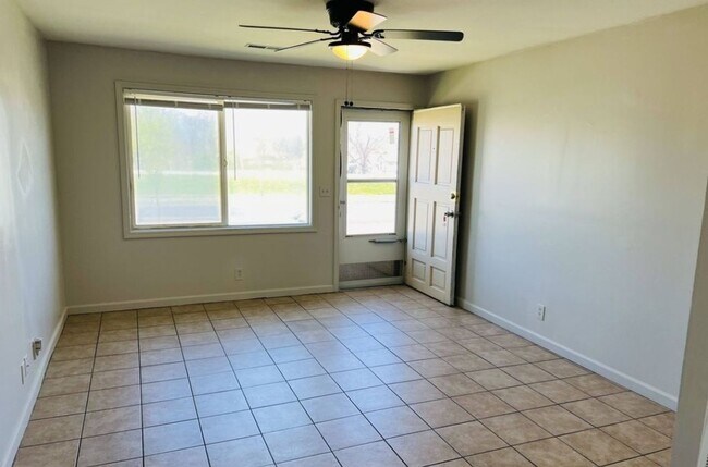 Foto del edificio - 4211 E Linwood Blvd