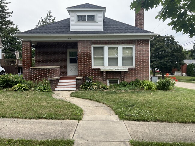Front - 1504 W Logan St
