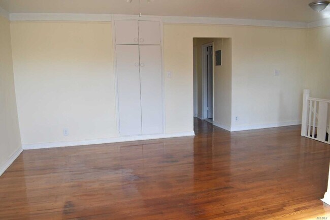 Foto del edificio - 214-35 Hillside Avenue
