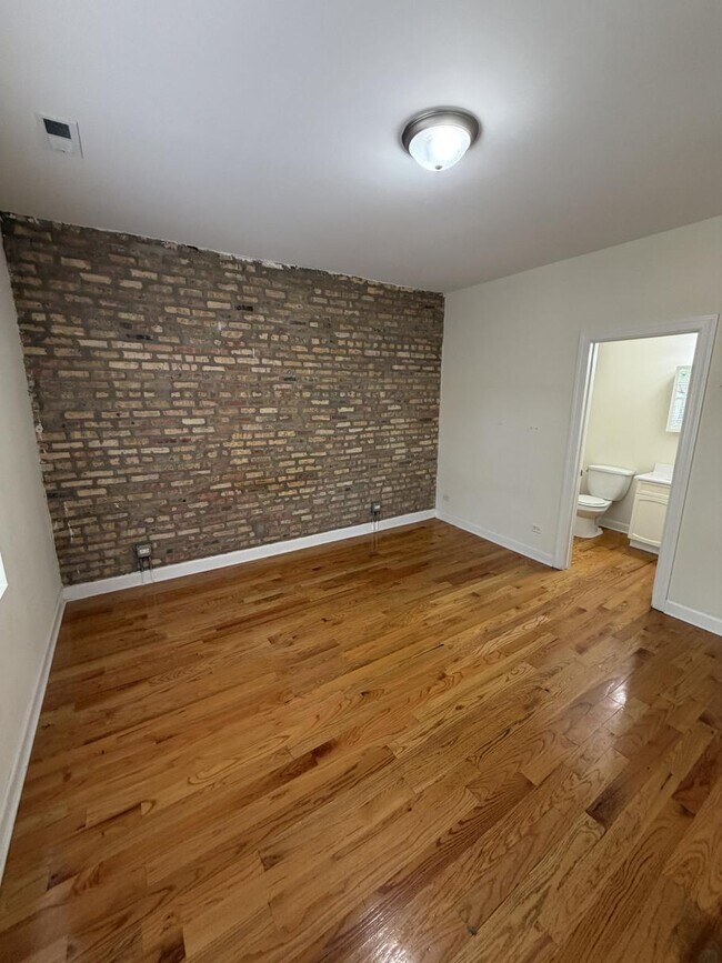Building Photo - 3354 W Wilson Ave