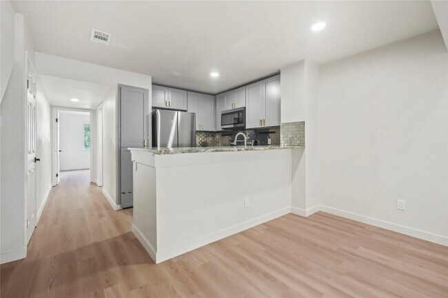 Foto del edificio - 16800 Sugar Pine Dr