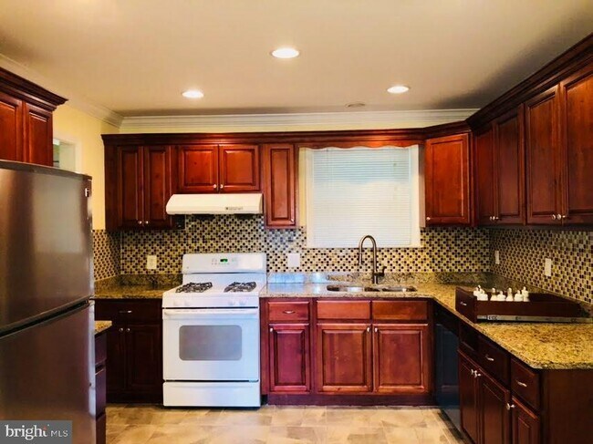 Building Photo - 2455 Villanova Dr