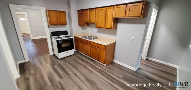 Foto del edificio - Spacious 3-Bedroom Home in West Price Hill – Covered Porch & Off-Street Parking!