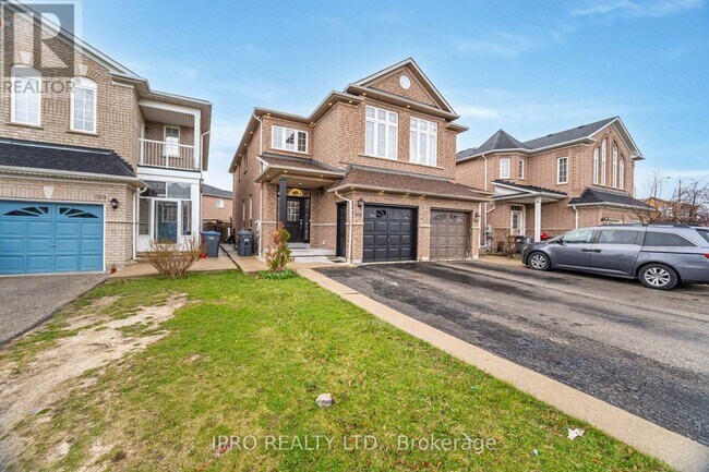 Building Photo - 803 Khan Crescent