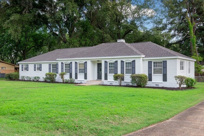 Building Photo - Recently renovated home in Whitehaven