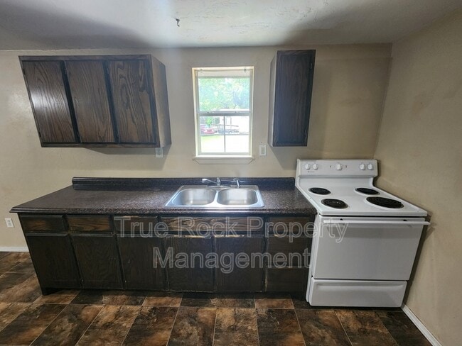Building Photo - 320 W 8th St