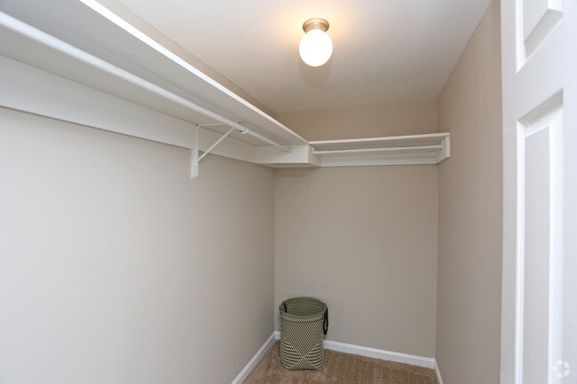 Amplio vestidor | Apartamentos Louisville | Apartamentos Crescent Centre - Crescent Centre Apartments & Townhomes