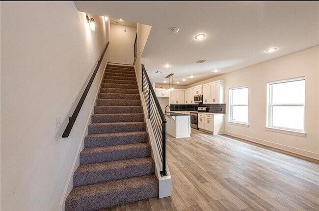 Building Photo - 649 N Leverett Ave