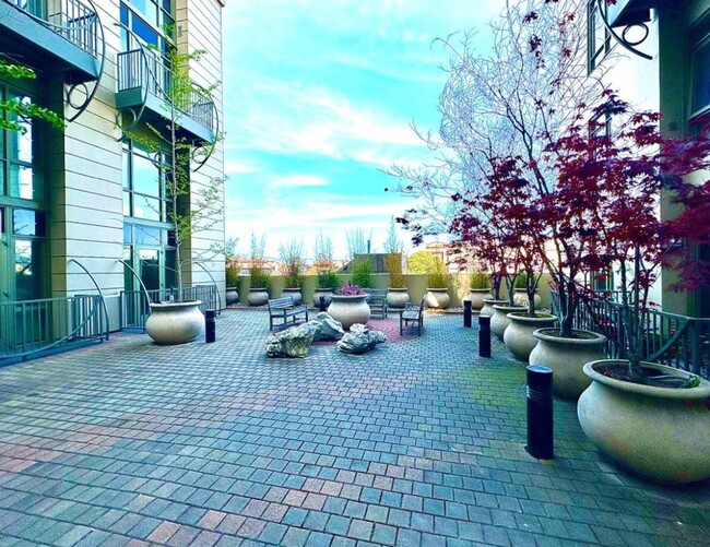 Building Photo - Turn Key Furnished 1 BR, 1 BA with Secure ...