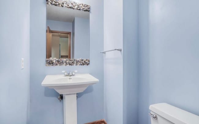 Building Photo - 3727 NE Colonial Dr