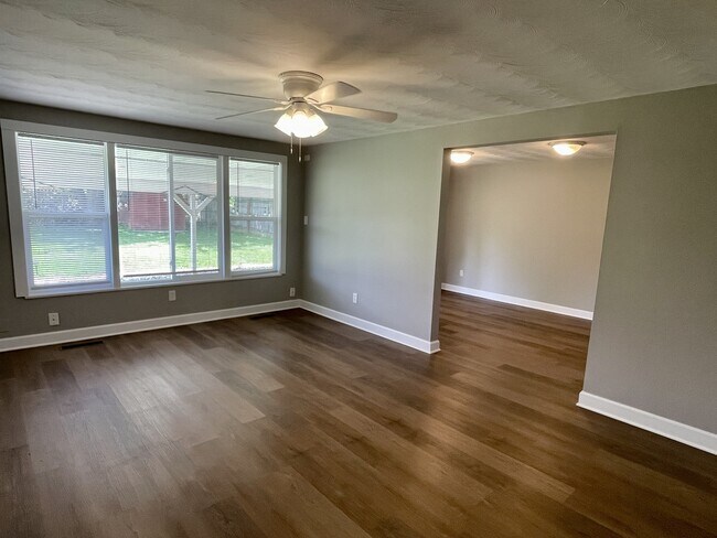 Foto del edificio - 1377 S Maple Ave