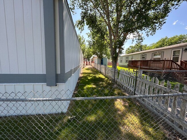 Foto del edificio - 3 Bed 2 Bath Mobile Home with Fenced Yard and Storage Shed