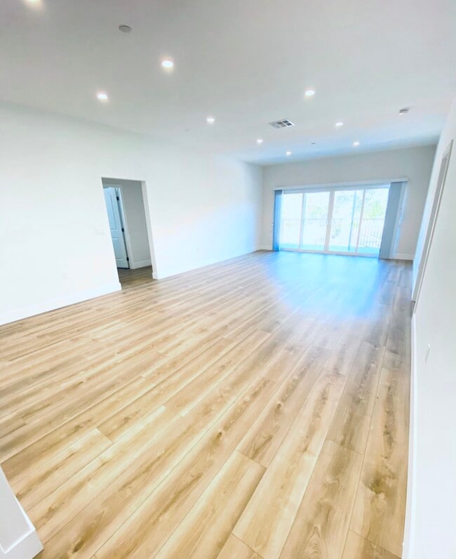 Building Photo - 5132 Cahuenga Blvd