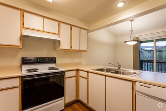 2BR, 1BA - 884 SF - Crescent Park