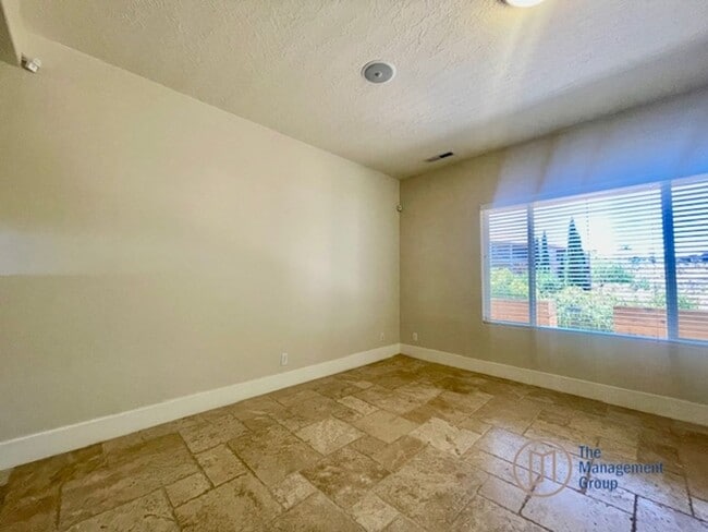 Building Photo - 2268 Pintura Dr