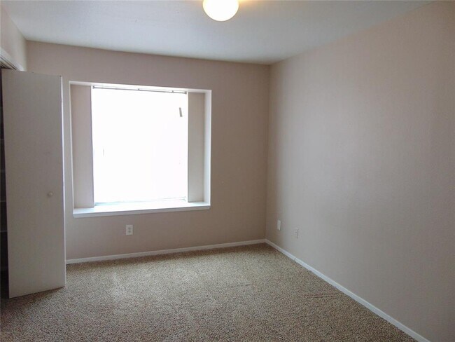 Building Photo - 10007 Emerald Creek Dr