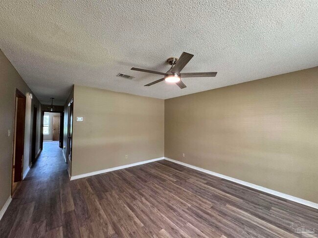 Foto del edificio - 4651 W Bushnell Rd