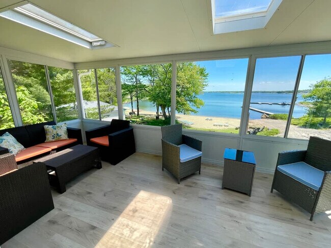 Photo du bâtiment - 100 Sand Bay Rd