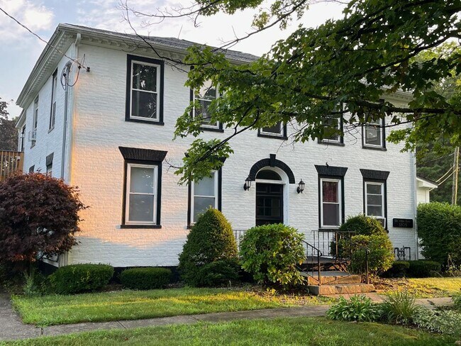 Building Photo - 69 Maple St