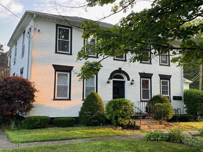 Building Photo - 69 Maple St