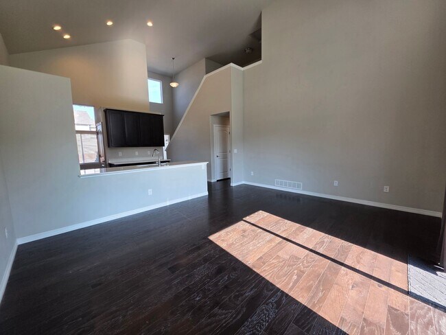 Foto del edificio - Gorgeous 4 Bed 4 bath Home In Lorson Ranch!!!