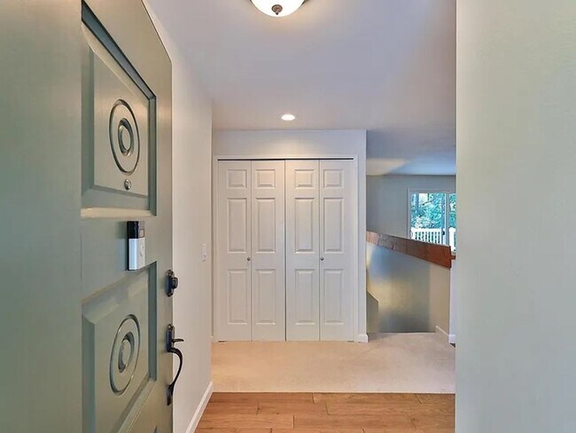 Building Photo - Remodeled Bellevue Home