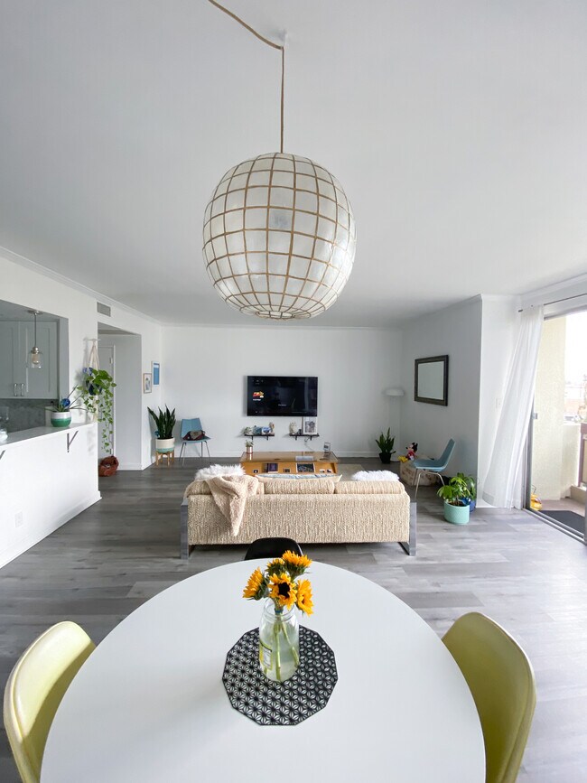 Foto del edificio - 321 S San Vicente Blvd