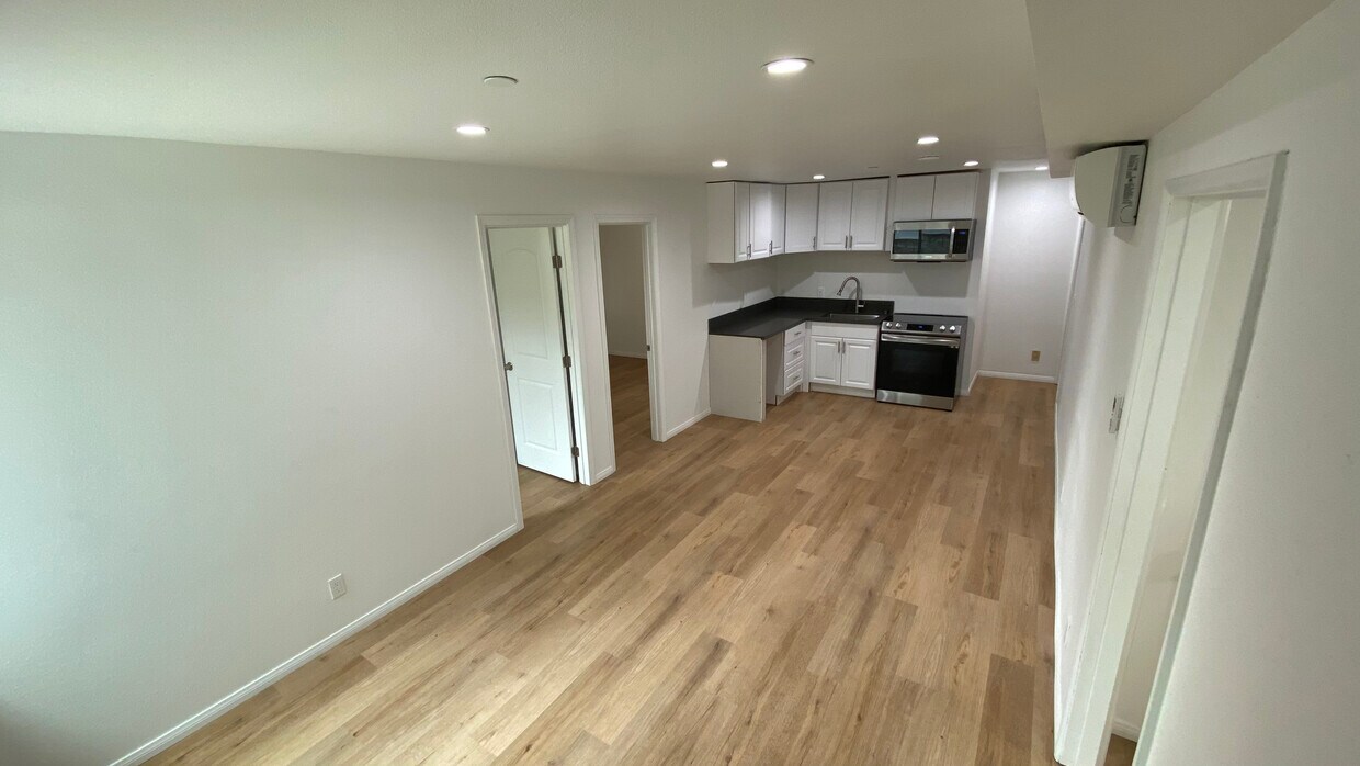 Living room/Kitchen - 296 Foothill Dr