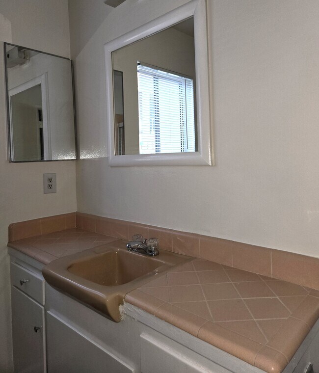 Foto del edificio - 1329 E 1st St