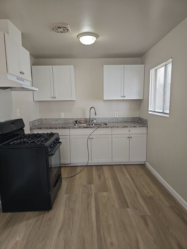 Foto del edificio - Enjoy this single family home with 3 bedrooms and 1 bathroom near downtown Bakersfield - AVAILABL...