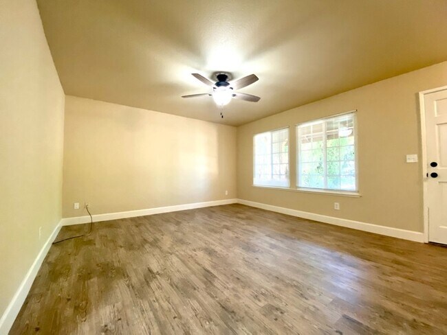 Building Photo - Beautiful 5 Bedroom - 3 Bathroom in Sacram...
